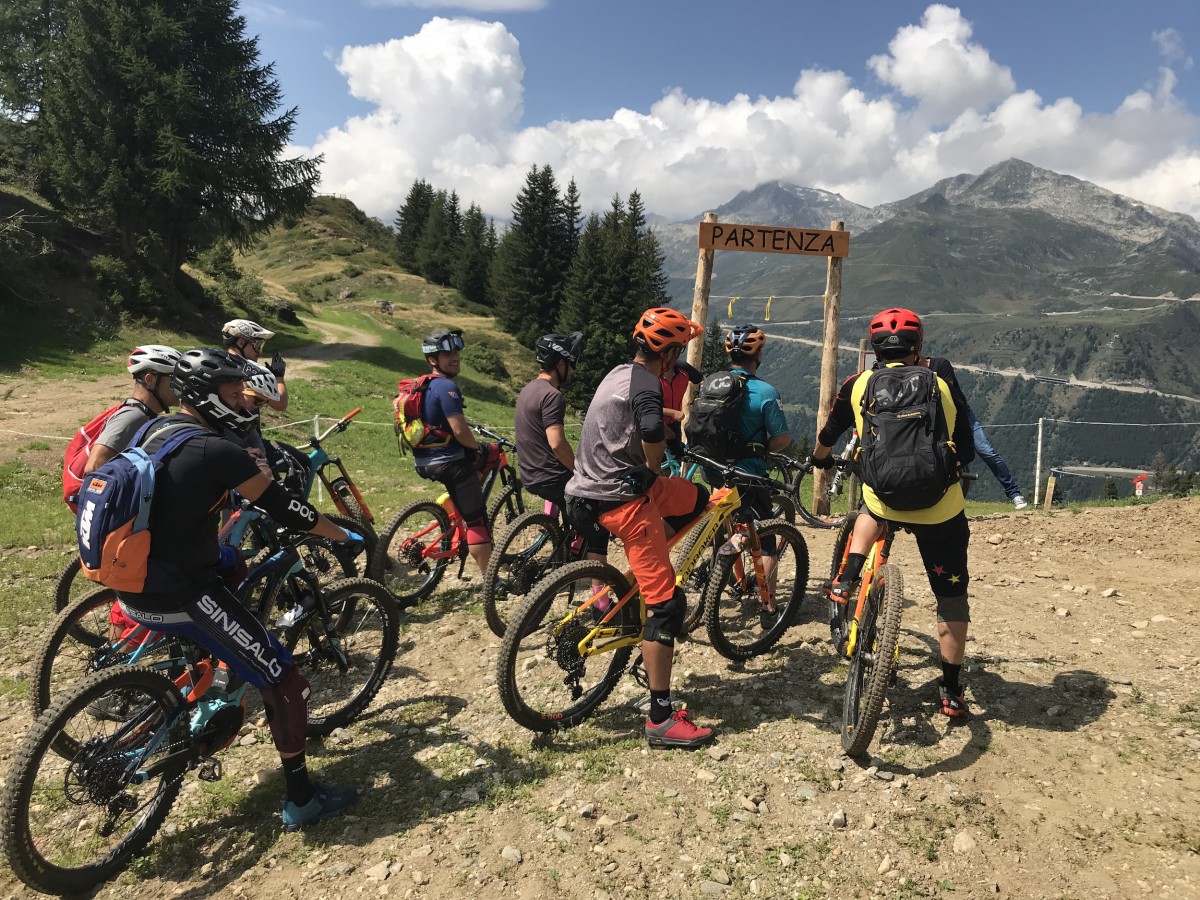 Foto di un gruppo di MTB